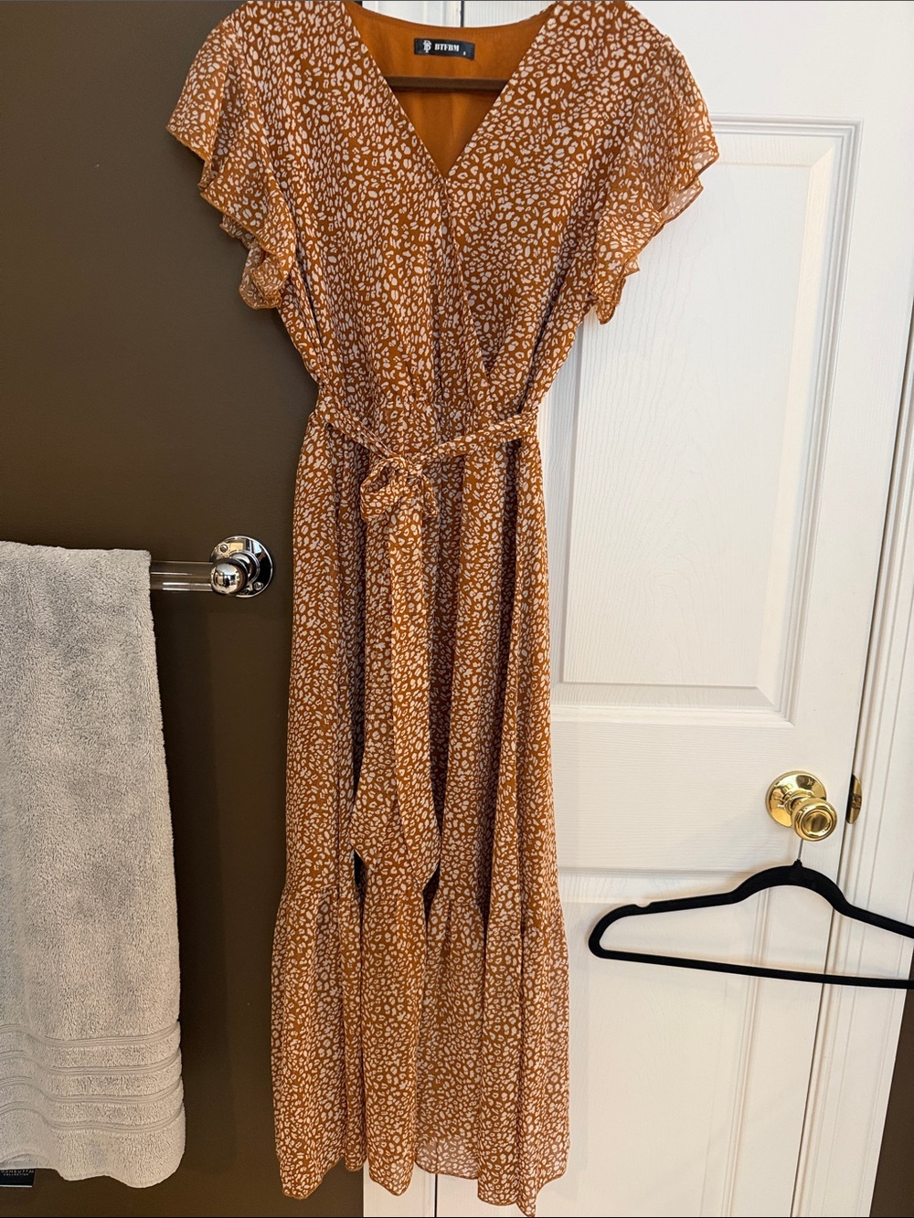 Rust Printed V-Neck Maxi Dress with Belt new without tags (never worn) Small